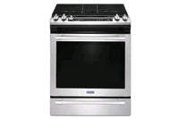 Horno de acero inoxidable con puerta de cristal negro sobre fondo blanco.