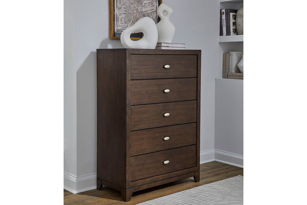 Vista frontal de un chest marrón oscura de cinco gavetas con tiradores ovalados plateados sobre fondo blanco.