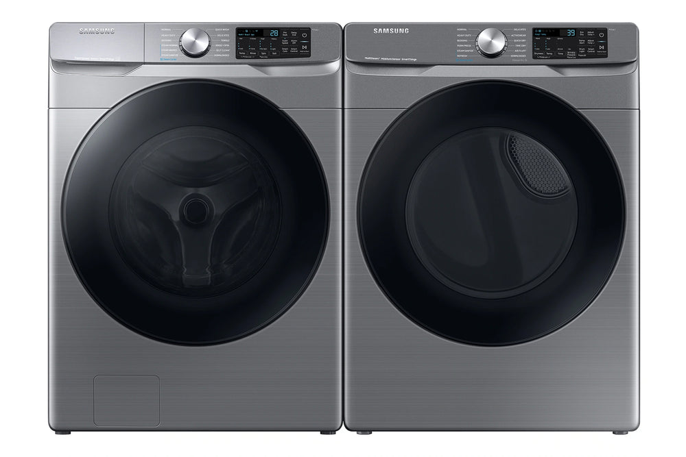 Lavadora y secadora de marca Samsung de color gris sobre un fondo blanco. 