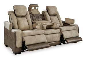 Sofá reclinable tipo home theater tapizado en tela beige y marrón, con reposapiés extendidos, portavasos integrados, compartimentos laterales y consola central con almacenamiento y luces de lectura.