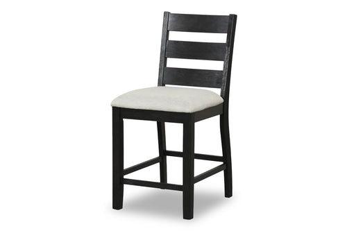 Silla de madera negra con cojín blanco sobre fondo blanco.