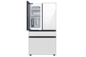 Nevera moderno con puerta abierta sobre fondo blanco.