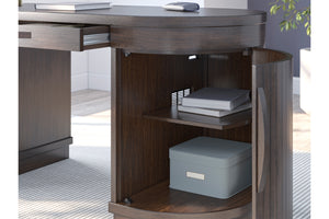 Escritorio de oficina de madera con estantes y caja en su interior, en un entorno interior.