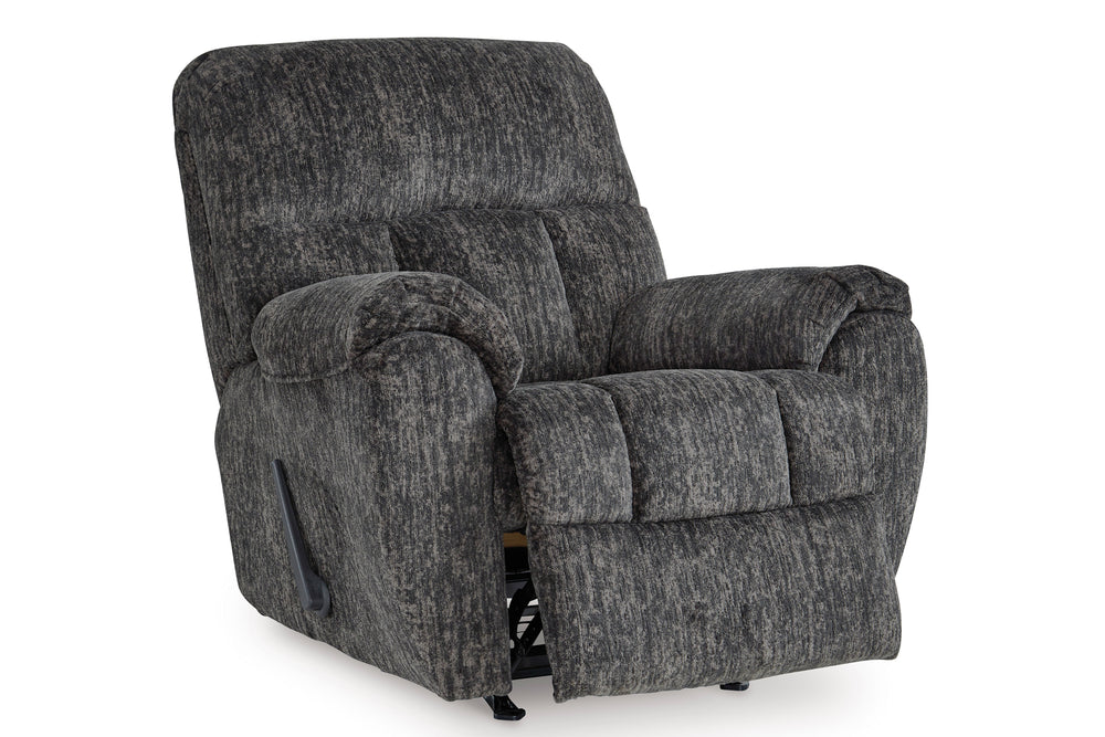 Butaca reclinable de color bronce con brazos y reposapiés ajustable en un fondo blanco. 