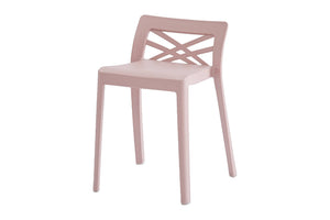 Silla rosa de diseño moderno sobre fondo blanco.