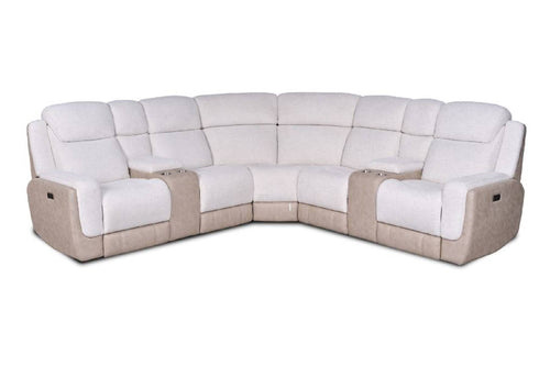 Seccional reclinable de color crema con consolas y portavasos sobre un fondo blanco. 