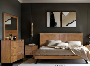 Habitación moderna con cama y espaldar de madera oscura, ropa de cama beige, gavetera con espejo a juego y paredes verde olivo con arte abstracto.