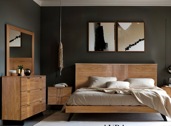 Habitación moderna con cama y espaldar de madera oscura, ropa de cama beige, gavetera con espejo a juego y paredes verde olivo con arte abstracto.