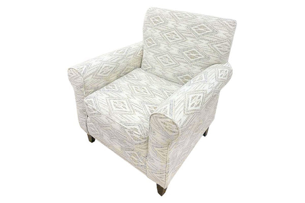 Silla de acento blanca con patrón de diseño sobre un fondo blanco. 