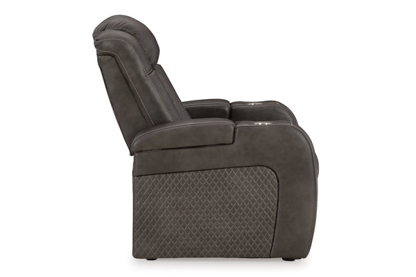 Vista lateral de butaca reclinable eléctrica de color marrón sobre un fondo blanco. 