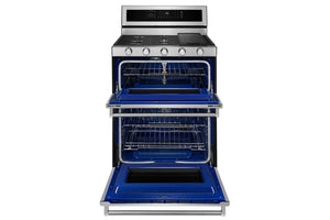 Una estufa de doble horno de acero inoxidable con un interior azul vibrante y puertas abiertas, mostrada sobre un fondo blanco liso.