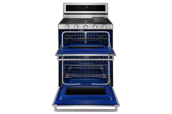 Una estufa de doble horno de acero inoxidable con un interior azul vibrante y puertas abiertas, mostrada sobre un fondo blanco liso.