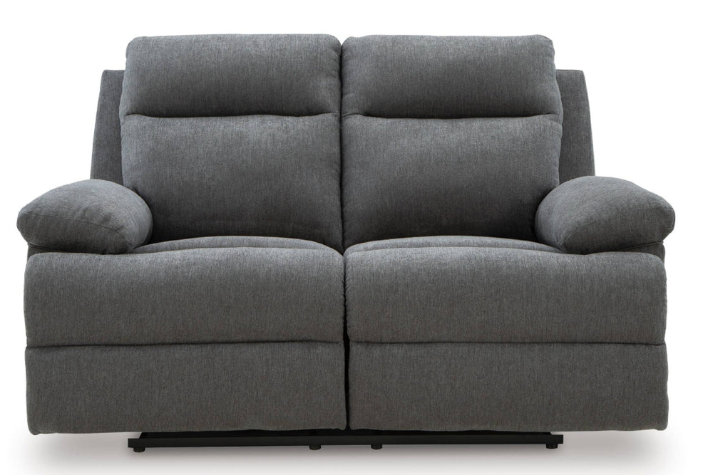 Un sofá reclinable de dos plazas en tela gris con dos cojines de asiento independientes y reposabrazos acolchados, mostrado sobre un fondo blanco liso.