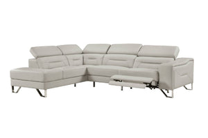 Un sofá modular de color beige claro con una chaise longue a la izquierda y un asiento reclinable a la derecha, mostrado sobre un fondo blanco liso.