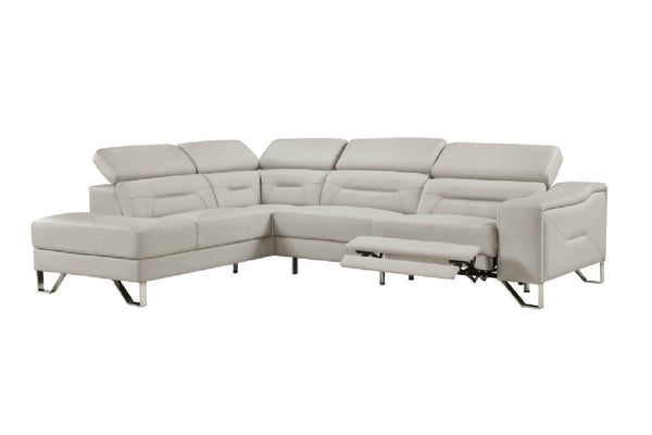 Un sofá modular de color beige claro con una chaise longue a la izquierda y un asiento reclinable a la derecha, mostrado sobre un fondo blanco liso.
