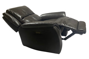 Butaca reclinable negro sobre fondo blanco. 