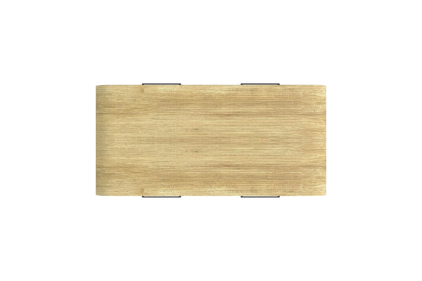 Tope de mesa de centro crema sobre un fondo blanco. 