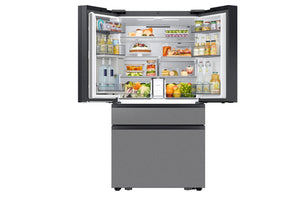 Nevera moderno con puertas abiertas que muestra varios alimentos sobre un fondo blanco.