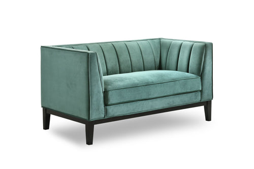 Loveseat de color verde con patas acabadas en negro sobre un fondo blanco. 