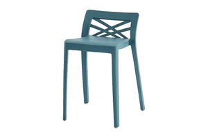Silla azul de diseño moderno sobre fondo blanco.