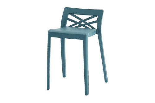 Silla azul de diseño moderno sobre fondo blanco.