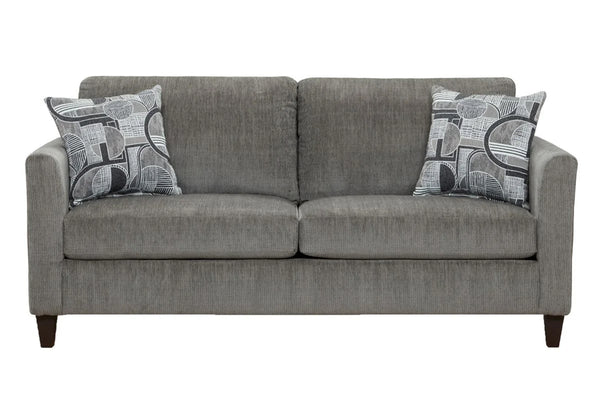 Sofá moderno tapizado en tela gris con cojines de asiento amplios, apoyabrazos rectos y dos cojines decorativos con diseño geométrico en tonos gris y blanco, presentado sobre fondo blanco.