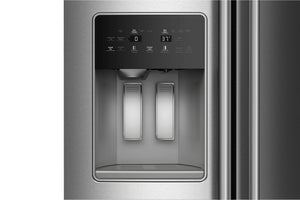 Primer plano de un dispensador de agua y hielo de acero inoxidable en la puerta derecha de un refrigerador, con un panel de control negro y dos ranuras para el dispensador.