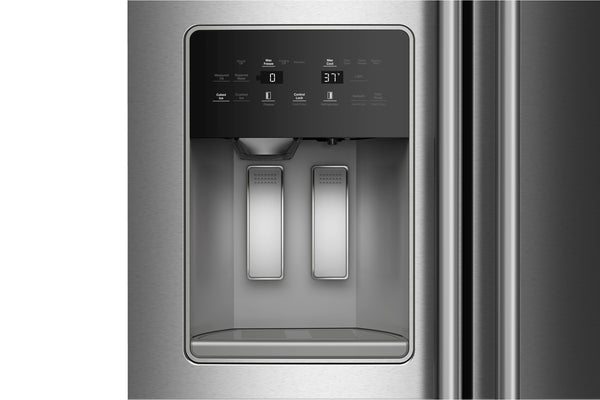 Primer plano de un dispensador de agua y hielo de acero inoxidable en la puerta derecha de un refrigerador, con un panel de control negro y dos ranuras para el dispensador.