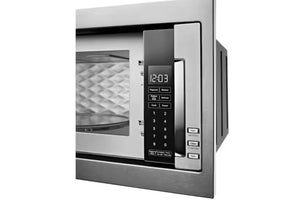Un horno microondas empotrable de acero inoxidable con un panel de control digital en el lado derecho, mostrado sobre un fondo blanco liso.