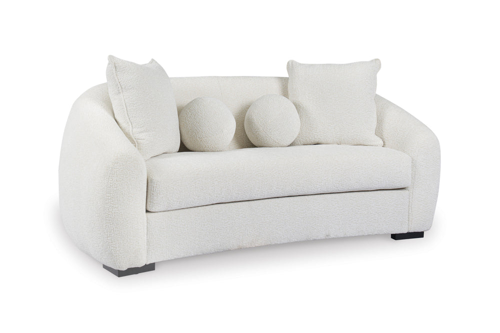 Loveseat blanco con cojines decorativos sobre fondo blanco.