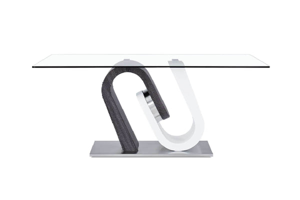 Mesa de comedor moderna de cristal con una base metálica única en forma de U sobre fondo blanco.