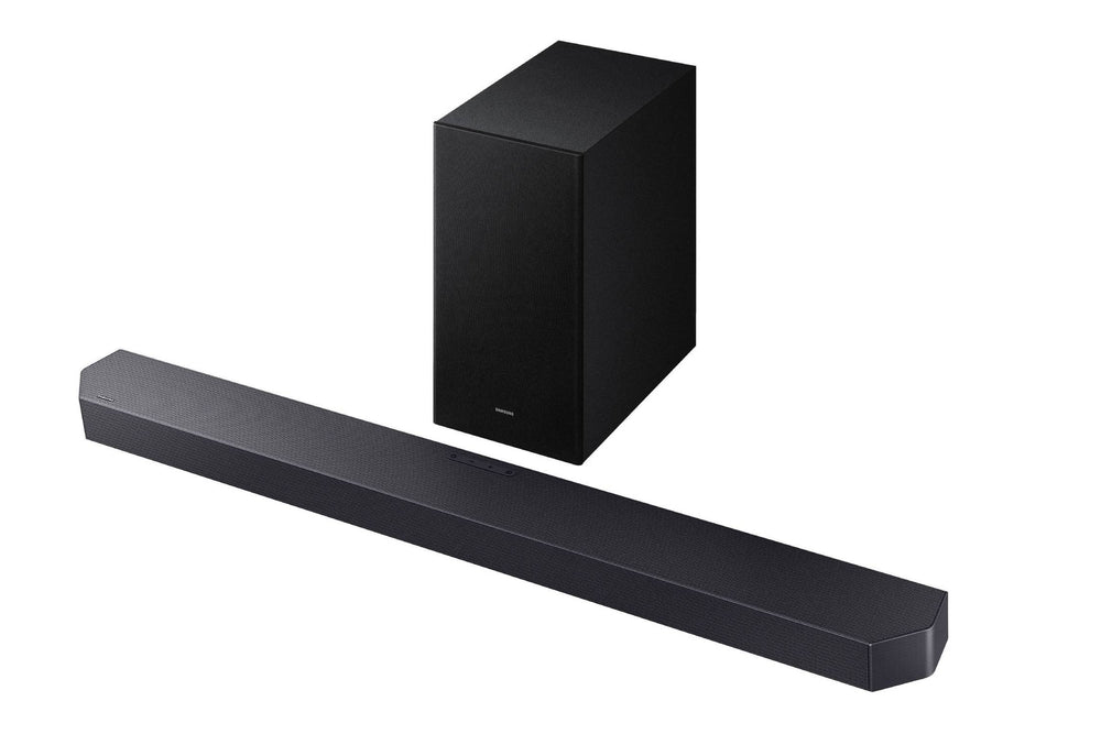 Barra de sonido negra y subwoofer sobre fondo blanco. 