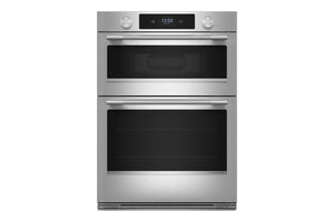 Un horno doble empotrado de acero inoxidable con dos puertas de cristal negro, un panel de control digital superior con dos perillas y manijas horizontales, mostrado sobre un fondo blanco liso.