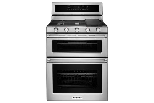 Una estufa independiente de acero inoxidable con doble horno, placa de cocción de vidrio negro y panel de control digital, mostrada sobre un fondo blanco liso.