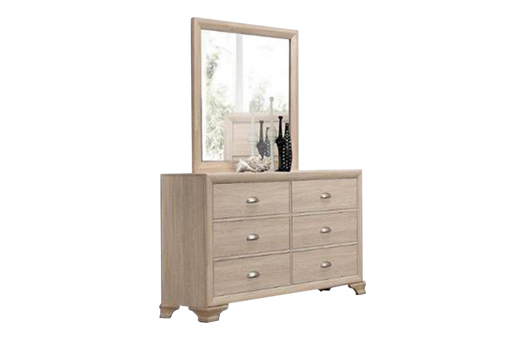 Gavetero con espejo hecho de madera crema de seis gavetas sobre un fondo blanco. 