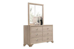 Gavetero con espejo hecho de madera crema de seis gavetas sobre un fondo blanco. 