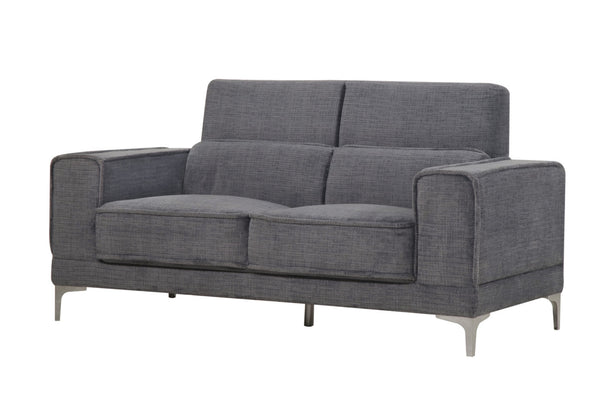Loveseat de color gris con patas metálicas sobre un fondo blanco. 