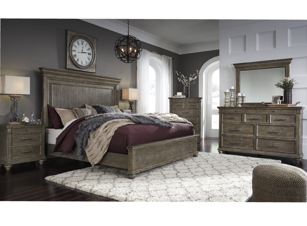 Conjunto de habitación rústica y hecha de madera que incluye cama, gavetero con espejo, un chest y una mesa de noche en una habitación con elementos decorativos. 