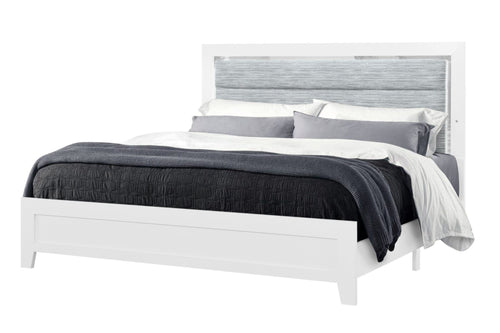 Cama blanca con acolchado blanco, negro y gris y con cabecera con luces LED sobre un fondo blanco. 