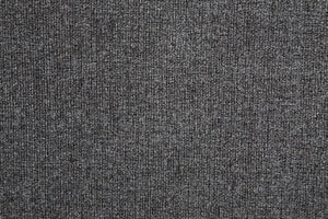 Primer plano de la textura de una tela jaspeada de color gris oscuro, que muestra un fino patrón de punto acanalado.