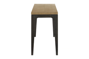Vista lateral de mesa rectangular de consola con tope de madera marrón con base negra sobre un fondo blanco. 