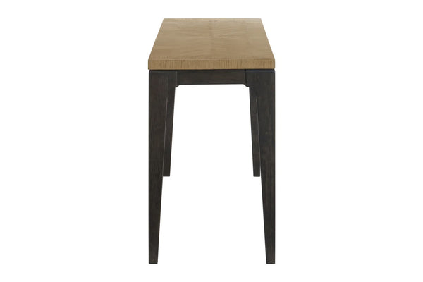 Vista lateral de mesa rectangular de consola con tope de madera marrón con base negra sobre un fondo blanco. 