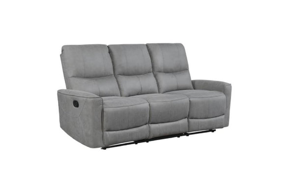 Sofá reclinable de color gris sobre un fondo blanco. 