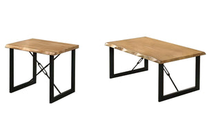 Una mesa de esquina y una mesa de centro rectangulares con tableros de madera natural clara y patas de metal negro, mostradas sobre un fondo blanco liso.