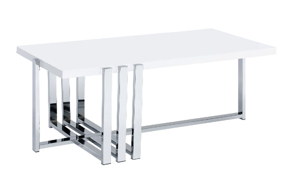 Mesa de centro blanco y con base metálica sobre un fondo blanco. 