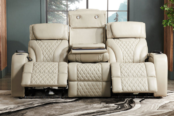Sofá reclinable eléctrico de color beige en una sala con elementos decorativos.  