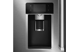 Primer plano de un dispensador de agua y hielo de acero inoxidable para refrigerador, con un panel de control negro y el logotipo de Daikin visible en el recipiente para hielo.