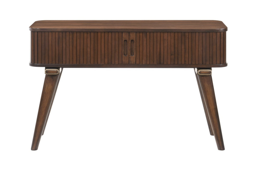 Mesa de sofá marrón con dos puertas corredizas sobre un fondo blanco. 