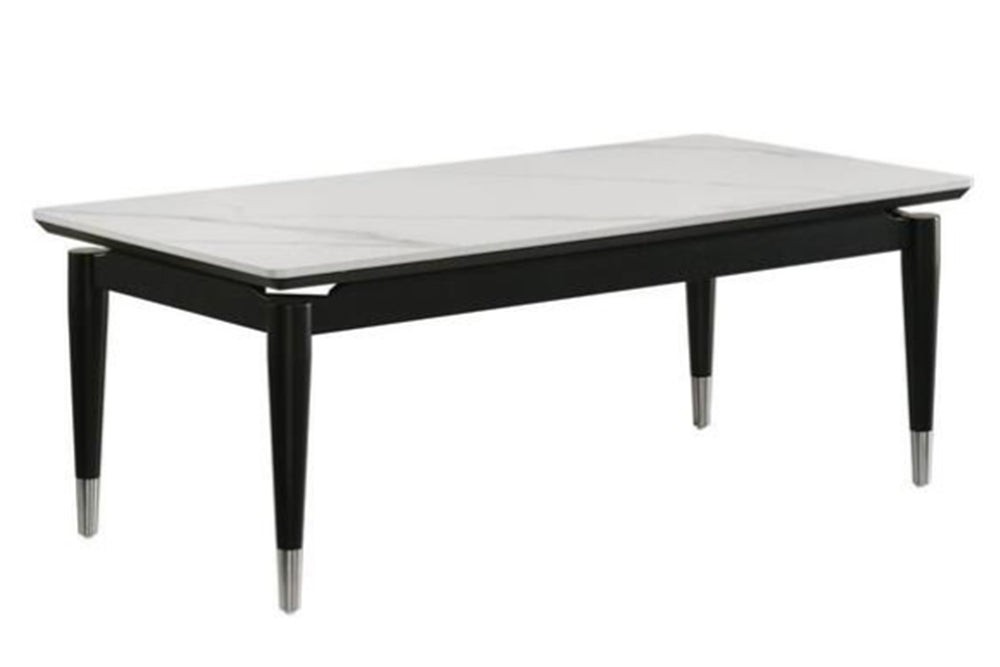 Mesa de centro rectangular con patrón de mármol blanco sobre un fondo blanco. 