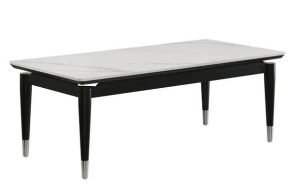 Mesa de centro rectangular con patrón de mármol blanco sobre un fondo blanco. 